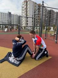 В перерывах занимаемся спортом